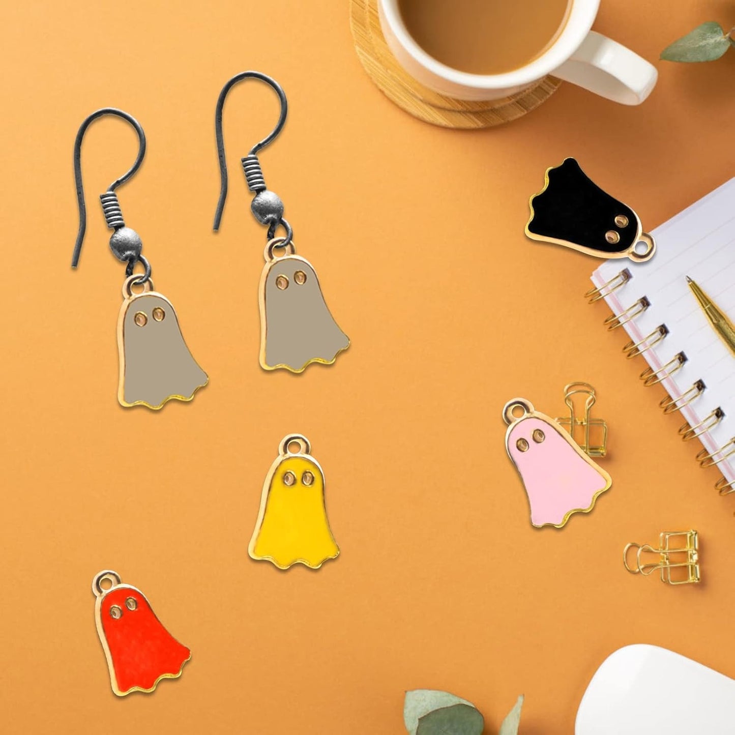 30pcs Golden Plated Enamel Mini Ghost Pendant Charms Alloy Halloween Ghost Dangle Charms Craft Supplies for DIY Necklace Bracelet Jewelry Making Halloween Party, 5 Colors