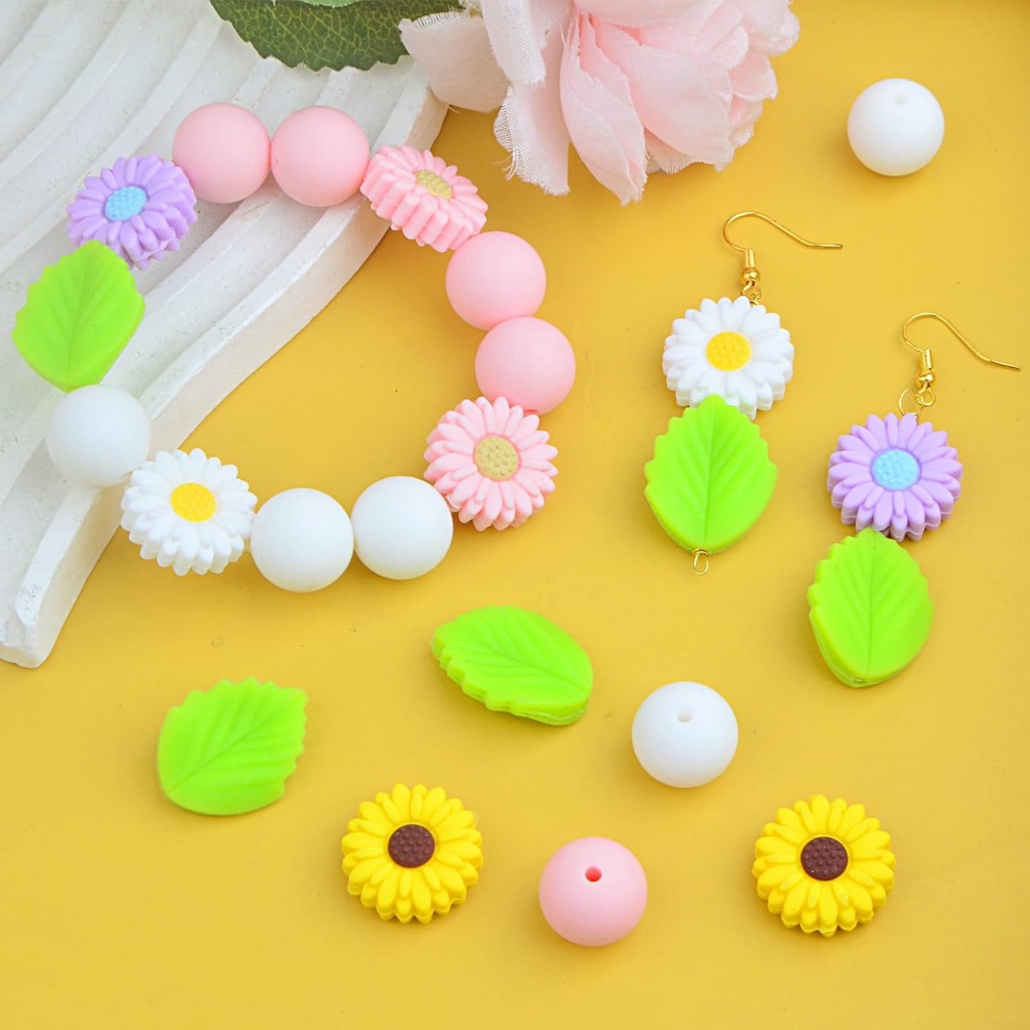 36Pcs Daisy Silicone Beads Leaf Flower Focal Loose Round Spacer Beads Bulk for Summer Necklaces Bracelets Keychain DIY Jewelry Making Crafts