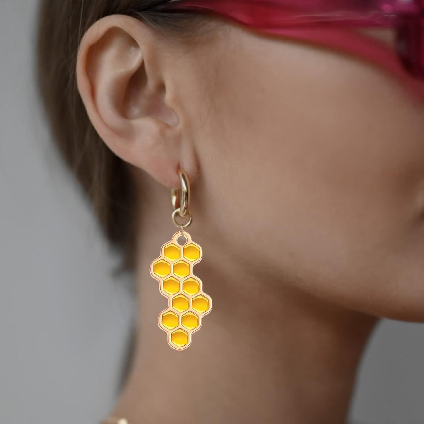 50pcs Hollowed Honeycomb Shape Pendant Charms Alloy Bee Honeycomb Open Back Bezel Pendants for DIY Necklace Bracelet Resin Crafts Jewelry Making, 2 Colors