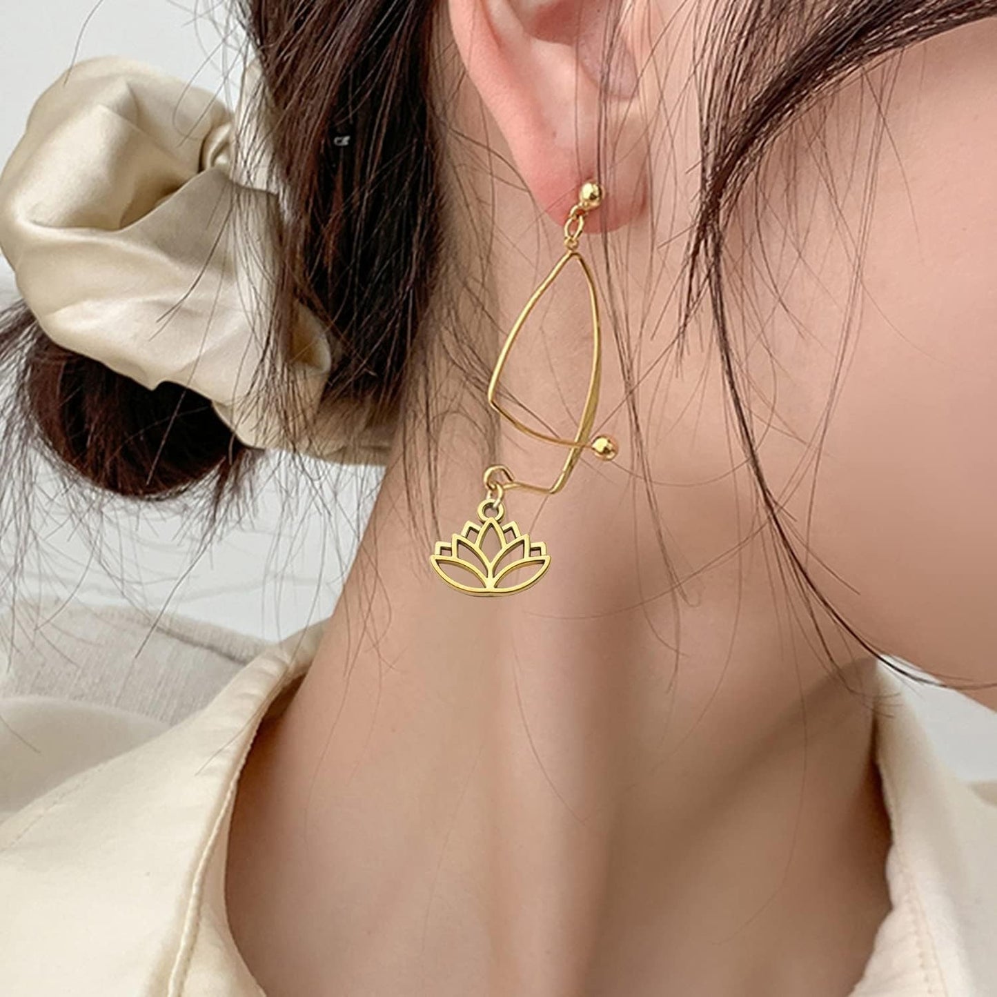 100pcs Lotus Charm Pendants Alloy Yoga Lotus Flower Charms Beads Charms Pendants Craft Supplies for DIY Necklace Bracelet Jewelry Making Crafting Accessory