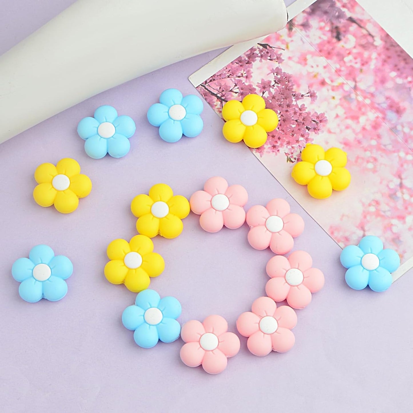 15 Pieces Colorful Flower Silicone Focal Beads Cute Daisy Sunflower Shaped Loose Rubber Bead Flat Spacer Beads for Beaded Pens Bracelet Lanyard Keychains Making Supplies