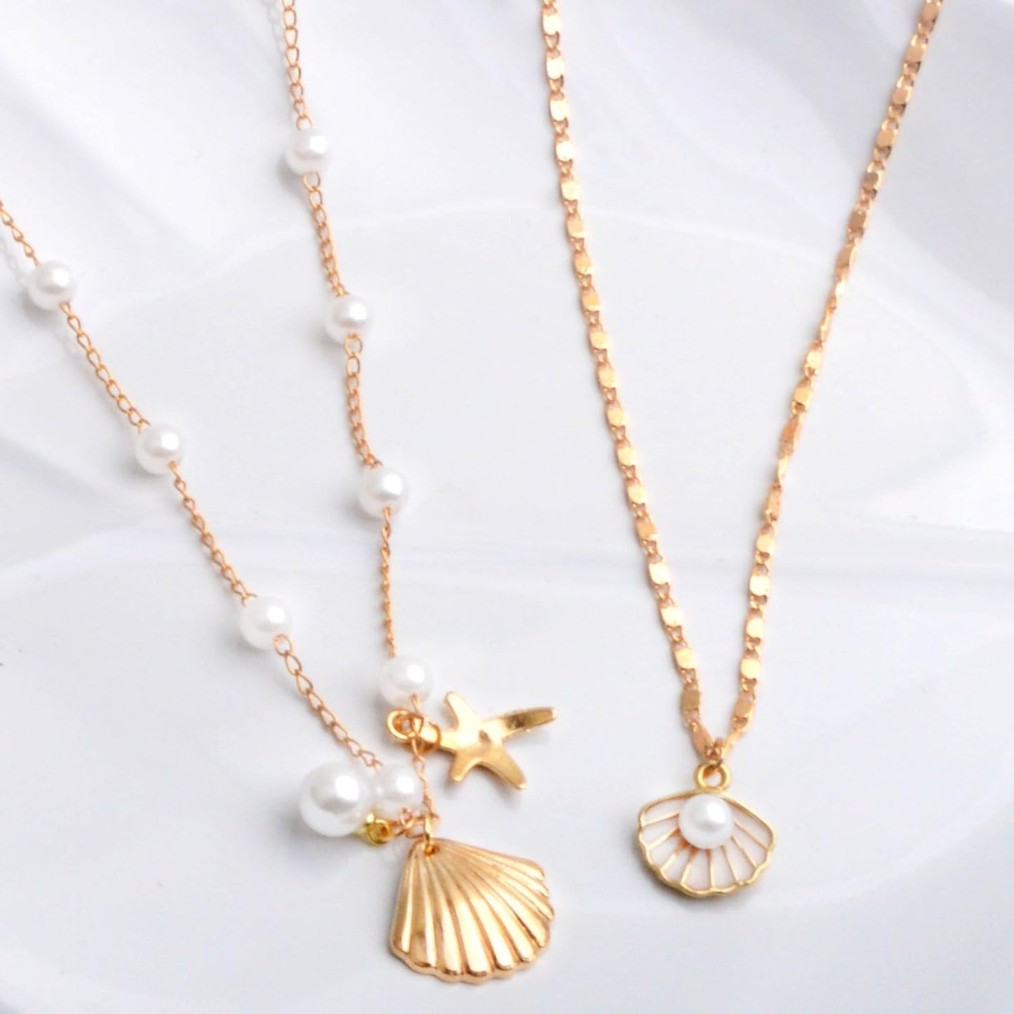 2pcs Bohemian Puka Shell Necklaces Layered Sequins Starfish Conch Seashell Pearl Beaded Choker Necklace Surfer Hawaii Jewelry Accessories for Women Summer Beach