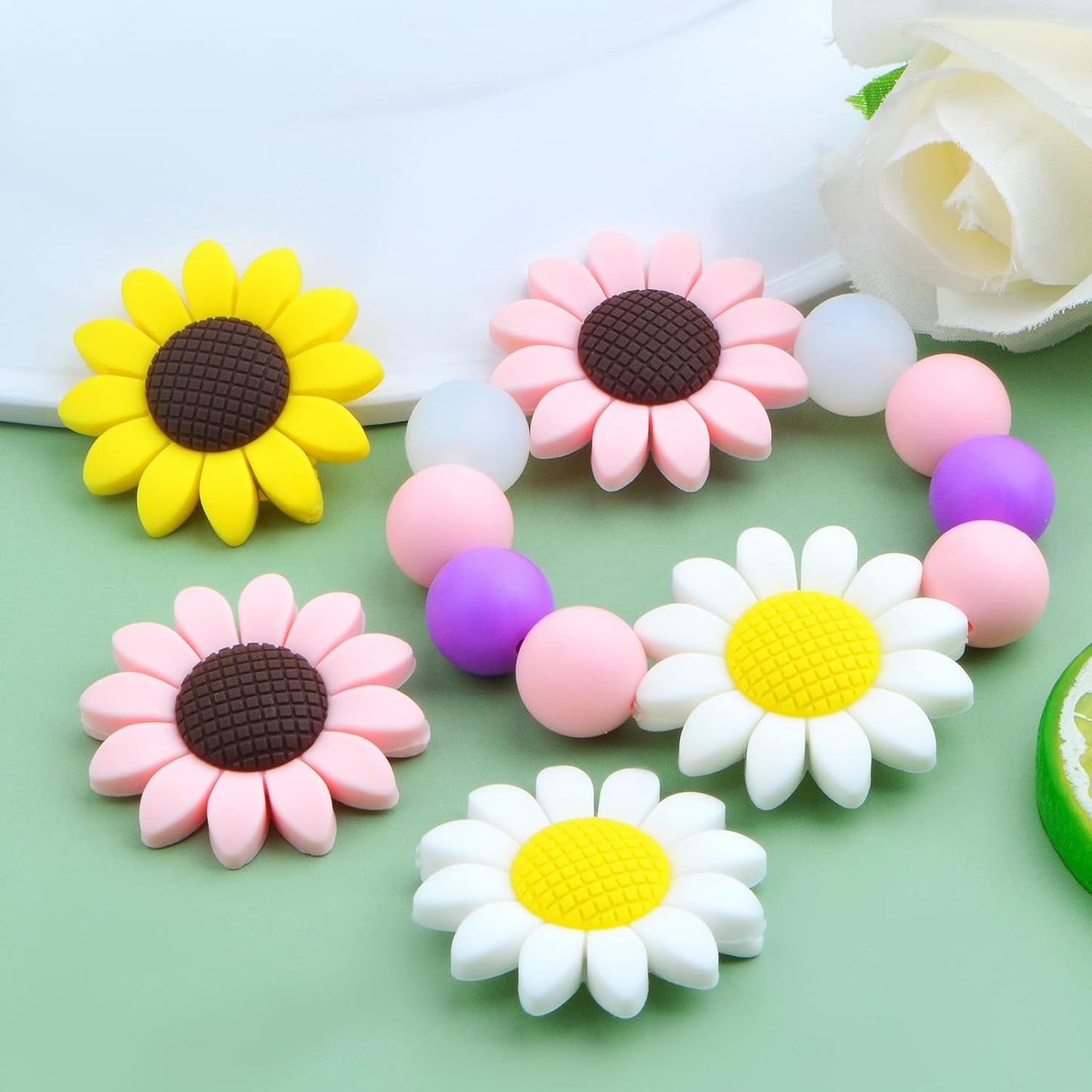 Sunflower Silicone Focal Beads for Pens, 15pcs 40 mm Flat Round Daisy Flower Shape Silicone Spacer Beads Bulk for DIY Keychains Lanyards Garlands Bracelet Crafts Jewelry Making, 3 Colors