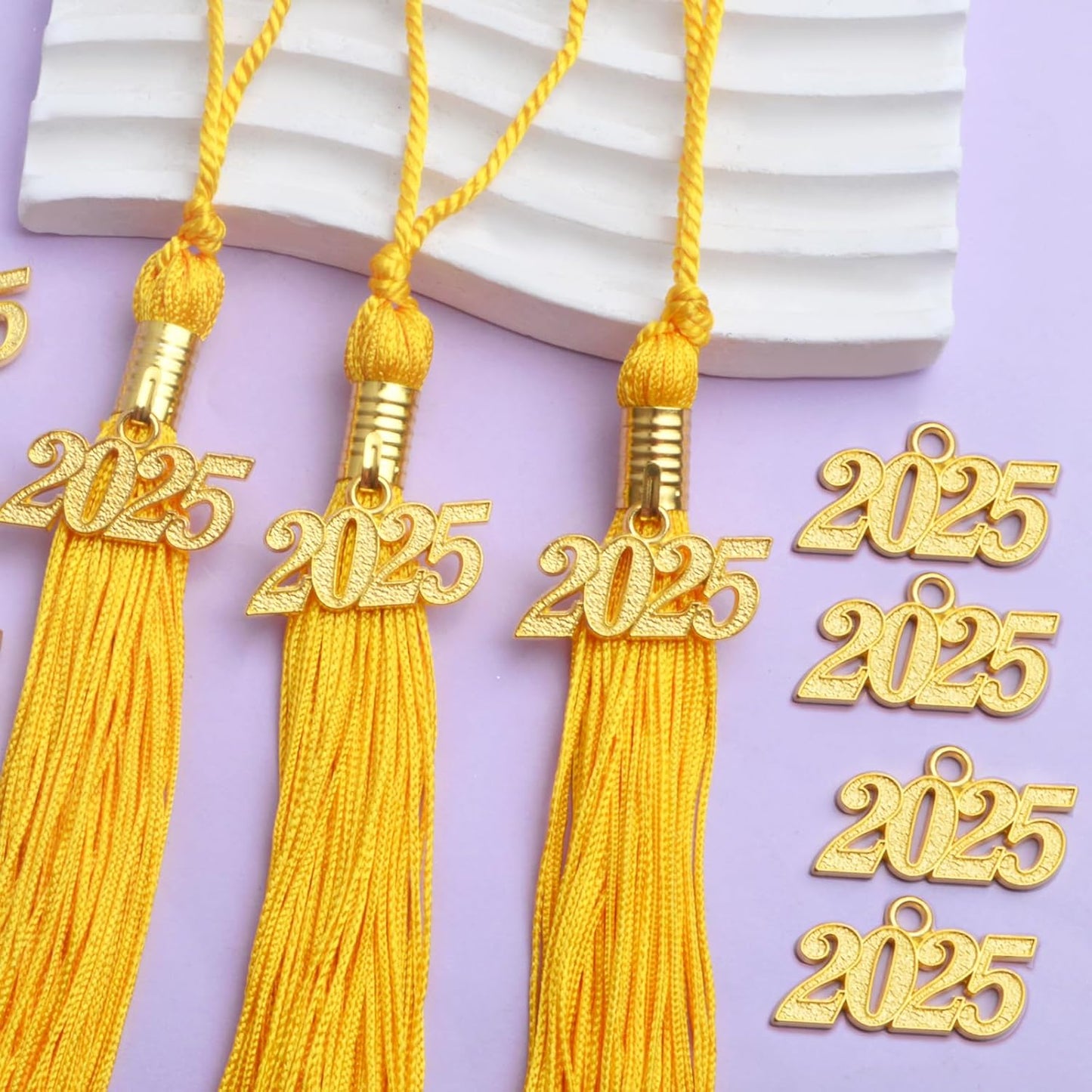10pcs Yellow Graduation Tassels Grad Cap Decors with 10pcs Golden 2025 Year Charm Pendants for 2025 Graduates Graduation Hats Ceremonies Parties Decorations Souvenirs