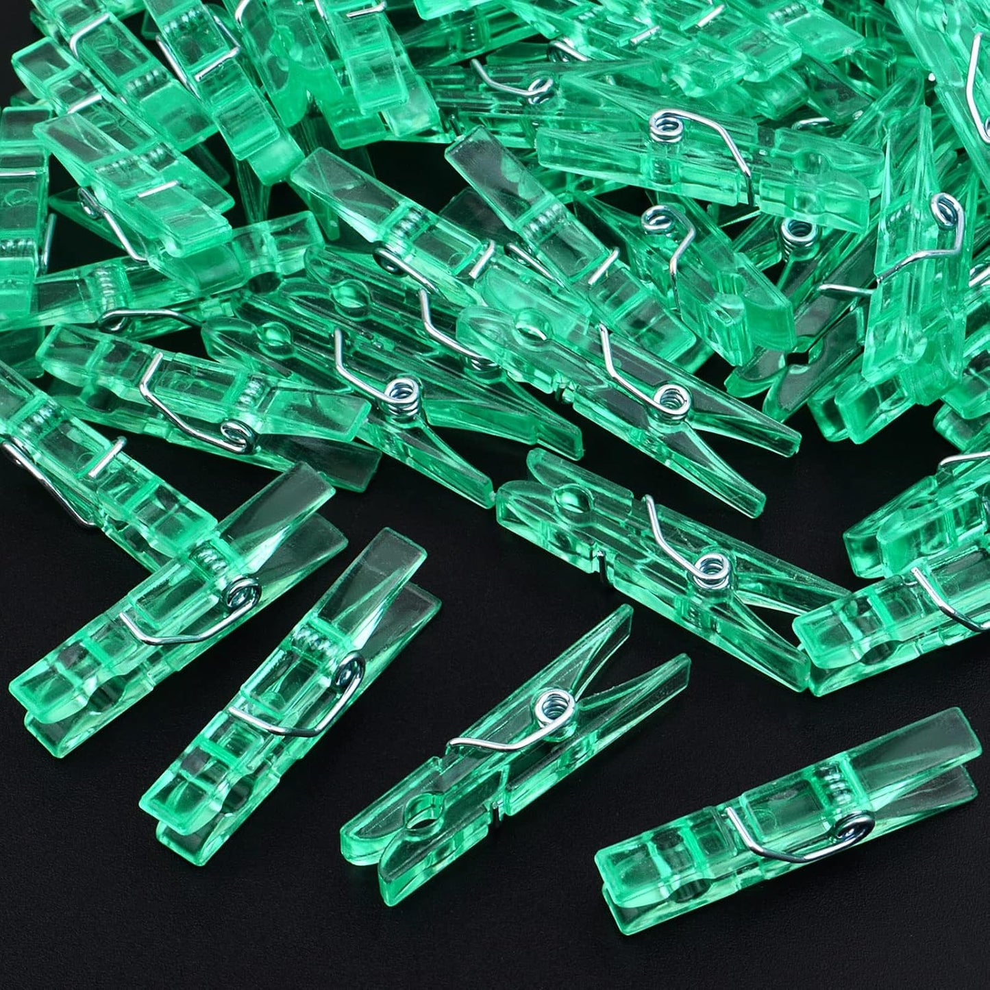 100pcs Green Plastic Clothespins Mini Clear Clips Hanging Pictures Paper Peg Pins for DIY Arts Crafts and Wedding Party Photo Holder Card Decoration, 34 x 7 x 5 mm