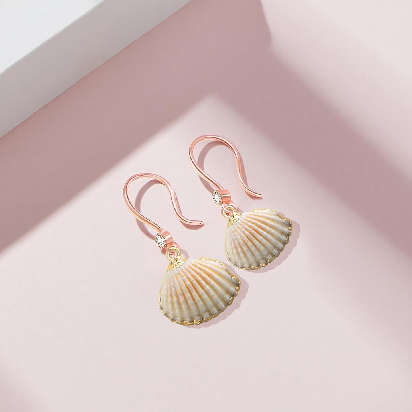10pcs 5 Styles Natural Beach Shell Conch Seashell Charms Pendants and 30pcs 8 mm White Pearls Handmade Beads Set for Women DIY Crafts Jewelry Making Decoration Gift