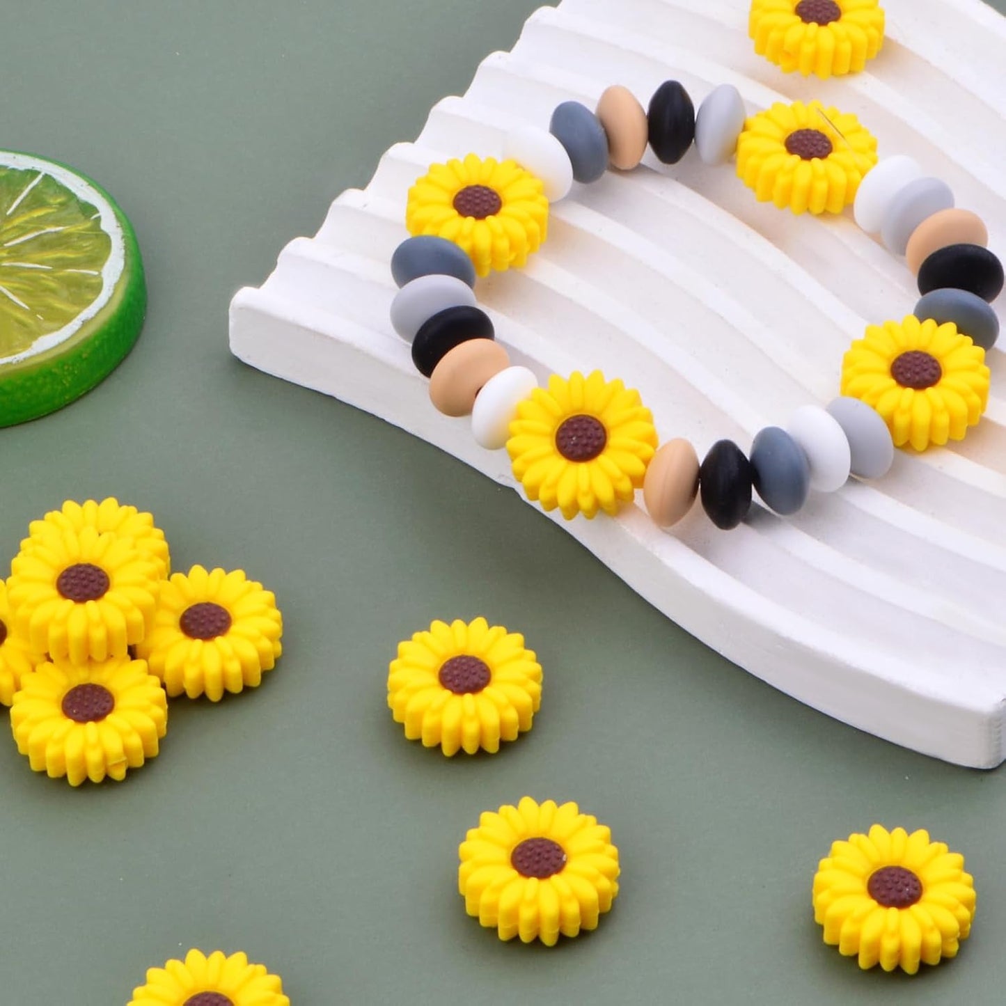 15pcs 19.5 mm Daisy Flower Silicone Beads Soft Silicone Sunflower Shape Loose Spacer Beads for DIY Garland Keychains Lanyard Jewelry Making Craft Decor, Yellow Brown
