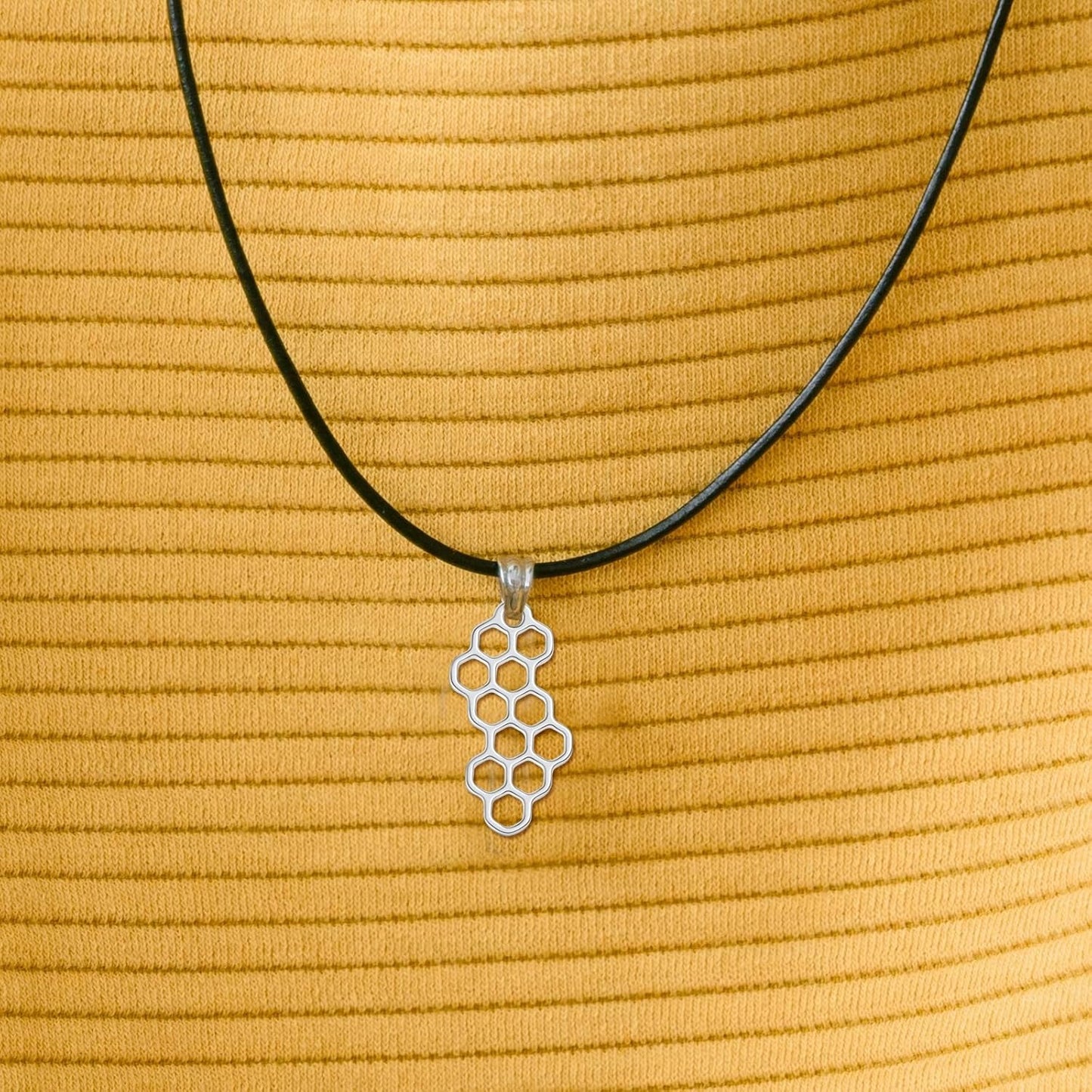 50pcs Hollowed Honeycomb Shape Pendant Charms Alloy Bee Honeycomb Open Back Bezel Pendants for DIY Necklace Bracelet Resin Crafts Jewelry Making, 2 Colors