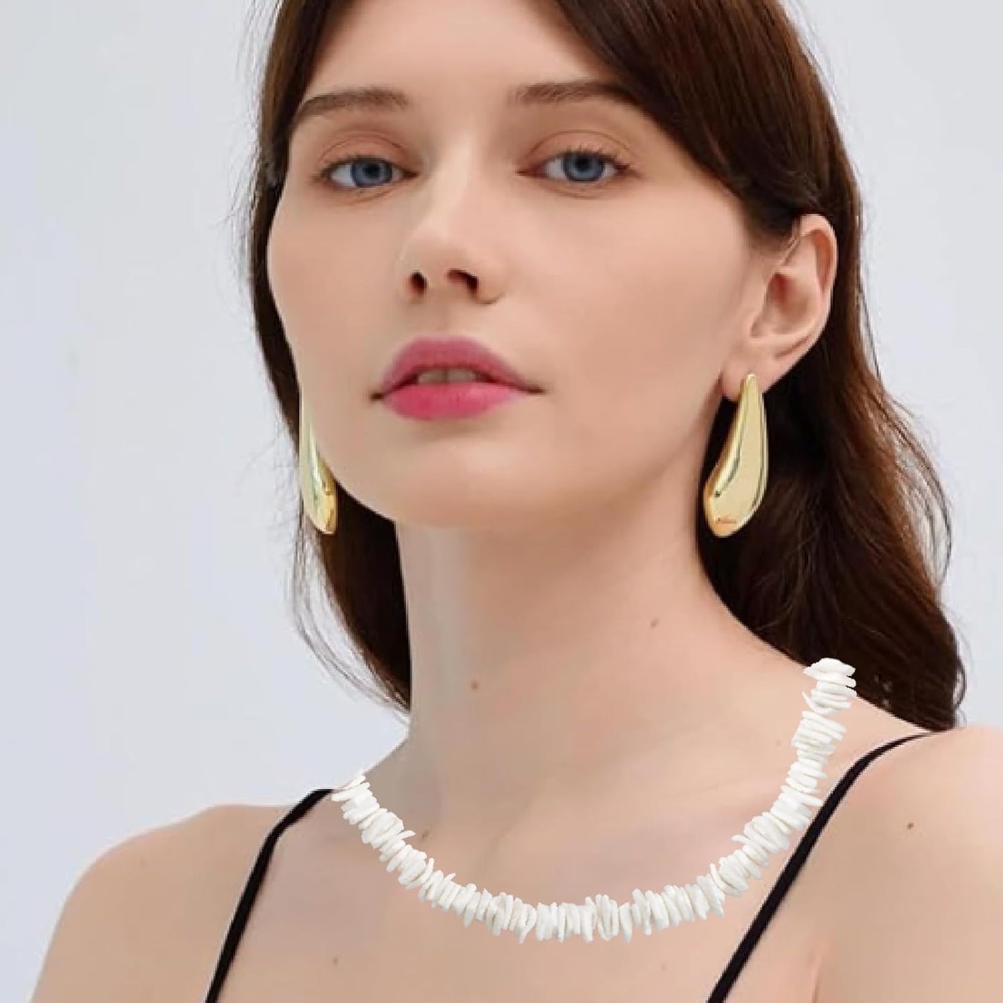 White Puka Shell Necklace Hawaiian Seashell Beach Surfer Choker Adjustable Handmade Beaded Summer Pooka Shells Clam Chips Necklace Bracelet Jewelry Set for Adult Teens Men Women