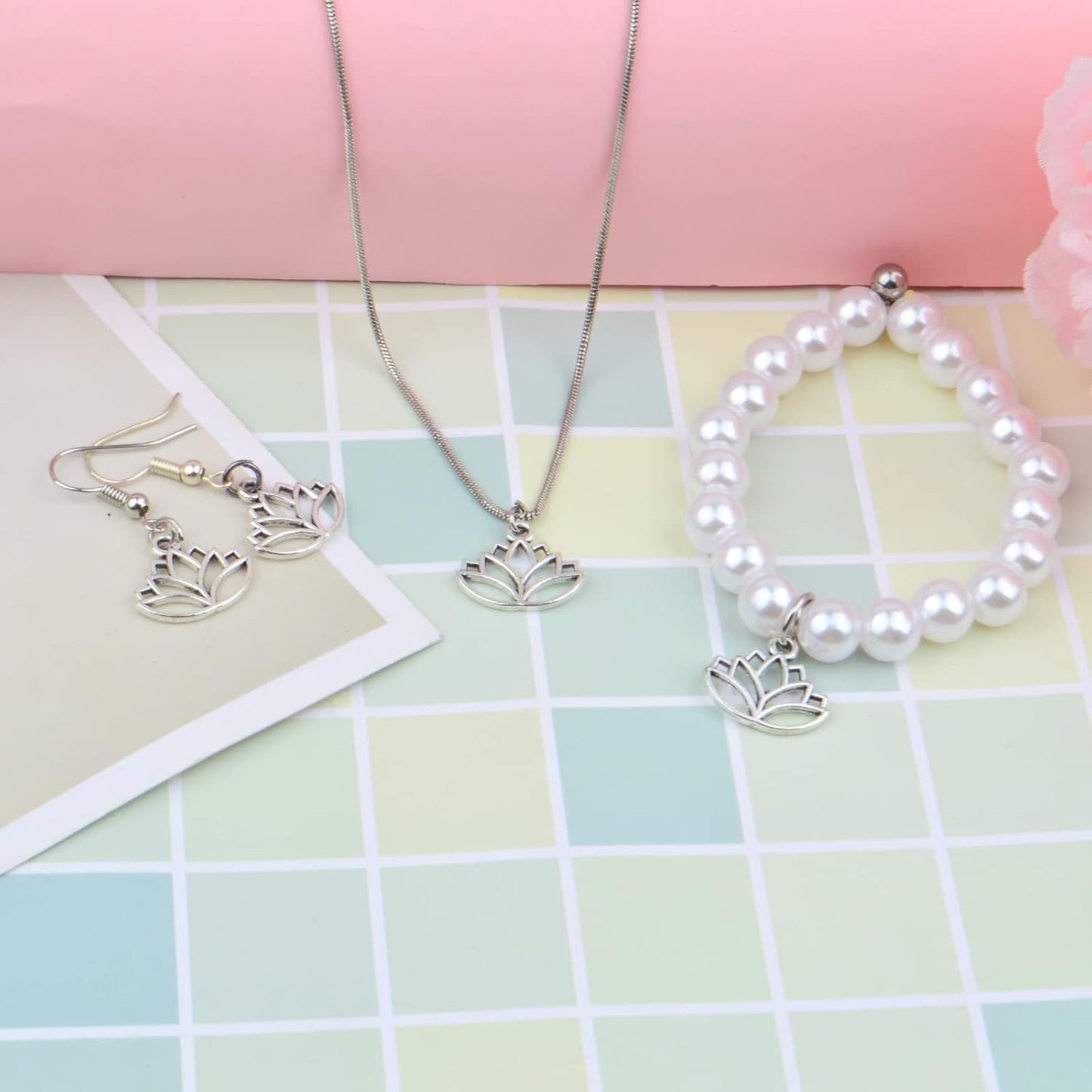 100pcs Lotus Charm Pendants Alloy Yoga Lotus Flower Charms Beads Charms Pendants Craft Supplies for DIY Necklace Bracelet Jewelry Making Crafting Accessory