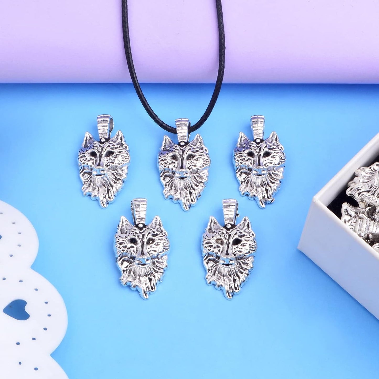 30pcs Antique Silver Wolf Head Charms Tibetan Alloy Wolf Head Sign Pendants Vintage Animal Dangle Charms for DIY Necklace Bracelet Earrings Jewelry Making Supplies