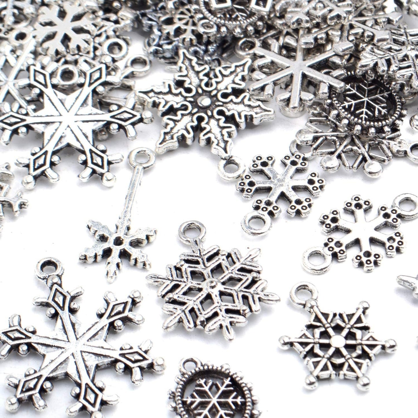 Christmas Snowflake Charms, 100g (about 80pcs - 90pcs) Mixed Alloy Snowflake Pendant Craft Supplies Jewelry Findings for DIY Necklace Bracelet Jewelry Making, Gold